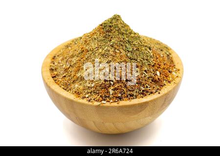 Gemischte Gewürze. Gewürze, zubereitet mit einer Mischung aus Minze, Bockshornklee, gemahlenem Pfeffer, Poyotu, Thymian, Sumac, Korianderpulver, Paprika auf weiß isoliert Stockfoto