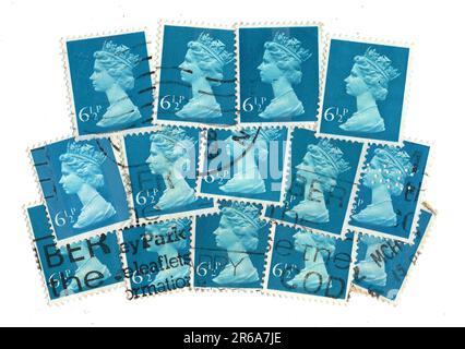 Eine Montage blauer 6,5p-Briefmarken aus Großbritannien mit einem Porträt von Königin Elizabeth II. Auf weißem Hintergrund. Stockfoto