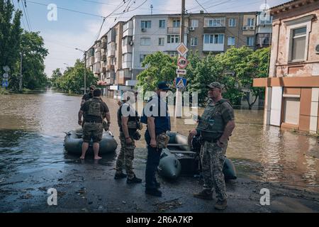 Kherson, Ukraine. 07. Juni 2023. Nicolas Cleuet/Le Pictorium - Überschwemmungen nach der Zerstörung des Wasserkraftdamms Nova Kakhovka - 7/6/2023 - Ukraine/Kherson/Kherson - in der Stadt Kherson, Evakuierung von im Wasser eingeschlossenen Bewohnern im Bezirk Michaelovka, einem der am stärksten von Überschwemmungen betroffenen Gebiete. Überschwemmungen nach der Zerstörung des Wasserkraftdamms Nova Kakhovka. Kredit: LE PICTORIUM/Alamy Live News Stockfoto