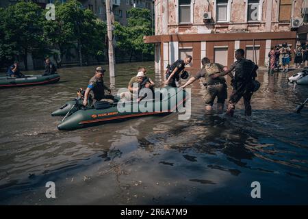 Kherson, Ukraine. 07. Juni 2023. Nicolas Cleuet/Le Pictorium - Überschwemmungen nach der Zerstörung des Wasserkraftdamms Nova Kakhovka - 7/6/2023 - Ukraine/Kherson/Kherson - in der Stadt Kherson, Evakuierung von im Wasser eingeschlossenen Bewohnern im Bezirk Michaelovka, einem der am stärksten von Überschwemmungen betroffenen Gebiete. Überschwemmungen nach der Zerstörung des Wasserkraftdamms Nova Kakhovka. Kredit: LE PICTORIUM/Alamy Live News Stockfoto