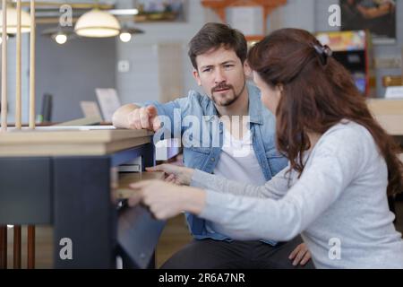 Glückliches Paar, das den Billardtisch überprüft Stockfoto