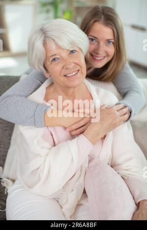 Glückliche, wunderschöne, ältere Mutter und Erwachsene Tochter umarmt Stockfoto