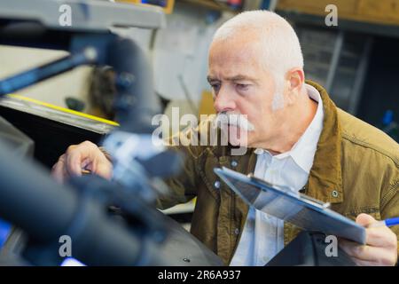 Der leitende Zimmermann hielt in seiner Hand ein leeres Klemmbrett Stockfoto