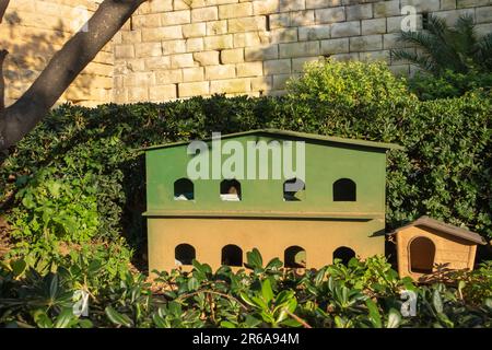 Wohnungslose Katzenhäuser auf Malta im Stadtpark im Freien. Speziell für streunende Katzen zum Schutz vor Regen und Sonne. Die Katze schläft drinnen. Stockfoto