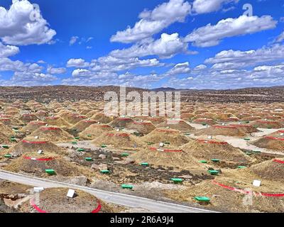 Eine allgemeine Betrachtung der LHAASO-Beobachtungsbasis, der weltweit größten Höhen-Beobachtungsstelle für kosmische Strahlen, in Luzhou, Provinz Sichuan, China, Stockfoto