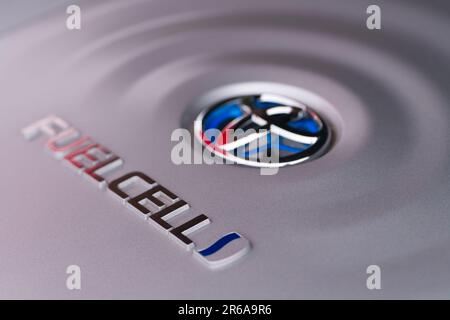 Toyota Brennstoffzellenwagen mit Nahaufnahme des modularen Systems der Mirai Brennstoffzelle für Wasserstofffahrzeuge. Stockfoto