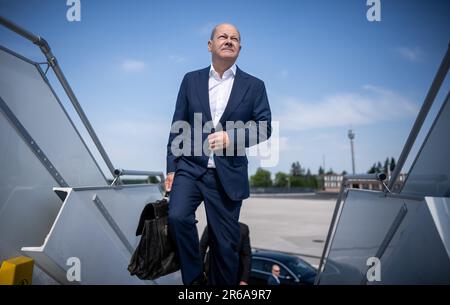 08. Juni 2023, Brandenburg, Schönefeld: Bundeskanzler Olaf Scholz (SPD), steigt am Flughafen Berlin an Bord eines Airbus der Luftwaffe und fliegt nach Italien. Es ist der erste Besuch des Kanzlers in Rom, seit Meloni, der Parteiführer des rechtsradikalen Fratelli d'Italia, sein Amt antrat. Foto: Michael Kappeler/dpa Stockfoto