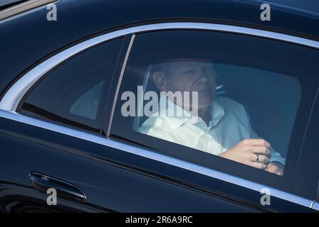 08. Juni 2023, Brandenburg, Schönefeld: Bundeskanzler Olaf Scholz (SPD) kommt am Flughafen in Berlin an und fliegt nach Italien. Es ist der erste Besuch des Kanzlers in Rom, seit Meloni, der Parteiführer des rechtsradikalen Fratelli d'Italia, sein Amt antrat. Foto: Michael Kappeler/dpa Stockfoto