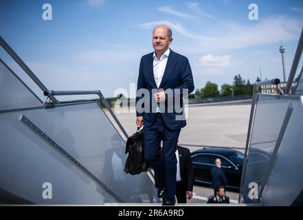 08. Juni 2023, Brandenburg, Schönefeld: Bundeskanzler Olaf Scholz (SPD), steigt am Flughafen Berlin in einen Air Force Airbus und fliegt nach Italien. Es ist der erste Besuch des Kanzlers in Rom seit seinem Amtsantritt Meloni, der Parteiführer des rechtsradikalen Fratelli d'Italia ist. Foto: Michael Kappeler/dpa Stockfoto