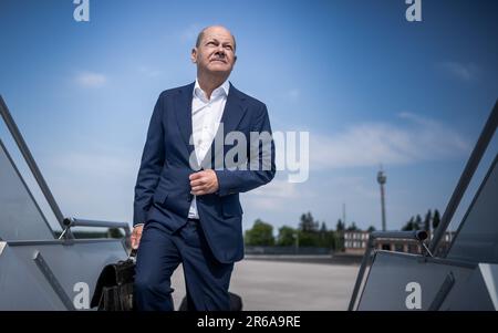 08. Juni 2023, Brandenburg, Schönefeld: Bundeskanzler Olaf Scholz (SPD), steigt am Flughafen Berlin an Bord eines Airbus der Luftwaffe und fliegt nach Italien. Es ist der erste Besuch des Kanzlers in Rom seit seinem Amtsantritt Meloni, der Parteiführer des rechtsradikalen Fratelli d'Italia ist. Foto: Michael Kappeler/dpa Stockfoto