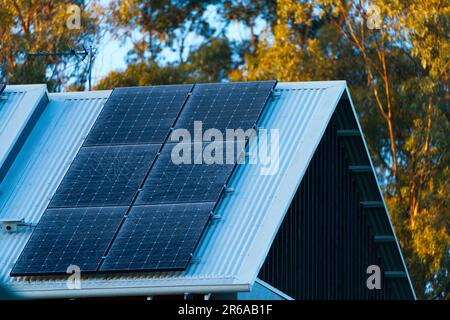 Photovoltaik-Solarpaneele auf dem Hausdach bei eiskaltem Wetter, Victoria, Australien. Stockfoto