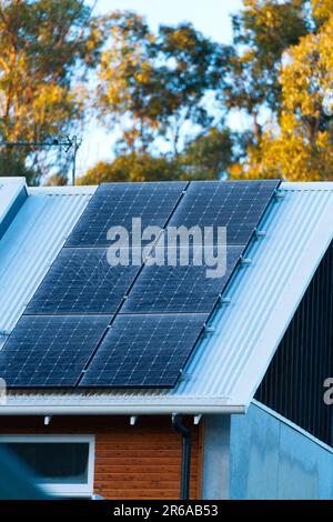 Photovoltaik-Solarpaneele auf dem Hausdach bei eiskaltem Wetter, Victoria, Australien. Stockfoto