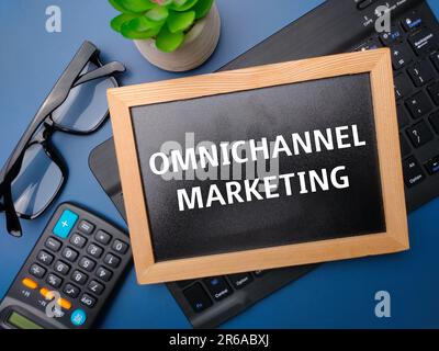 Eine Tafel mit dem Ausdruck „Omni-Channel Marketing“ in weißer Kreide Stockfoto