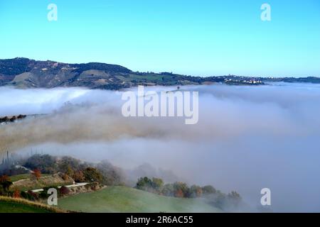 Nebbia sulle colline del Montefeltro Stockfoto