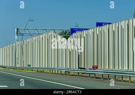 Eindhoven, Niederlande, 27. Mai 2023: Blick von der Autobahn auf das Hightech-Erscheinungsbild einer Schalldämmung aus metallischen perforierten Rohren Stockfoto