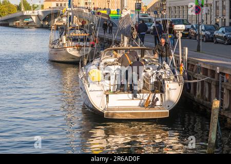 Dänemark, Kopenhagen - 15. Mai 2019: Menschen an Bord der Jacht. Kanal im Zentrum von Kopenhagen. Stockfoto