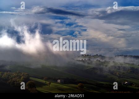 Nebbia sulle colline del Montefeltro Stockfoto