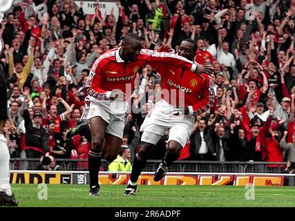 Dateifoto von 16-05-1999 von Dwight Yorke (rechts) und Andy Cole, der eine starke Front bildete, zwei, Yorke legte seinem Streikpartner 18 Tore zu 17 und 29 zu 24 in allen Wettkämpfen in der Saison, in der die Trebel gewonnen wurden. Ausgabedatum: Donnerstag, 8. Juni 2023. Stockfoto