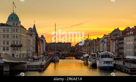 Dänemark, Kopenhagen - 15. Mai 2019: Nyhavn bei Nacht. Ein Hafenviertel aus dem 17. Jahrhundert mit Grachten und Unterhaltungsviertel mit bunten Stadthäusern und Bars Stockfoto