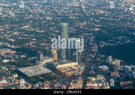 Schräger Blick durch Flugzeugfenster neue Hochhäuser, Handels- und Einkaufszentrum in Coyoacan, Mexiko-Stadt, Mexiko Stockfoto