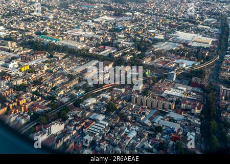 Schräger Winkel aus der Vogelperspektive durch ein Flugzeugfenster über Mexiko-Stadt, Mexiko - Stockfoto