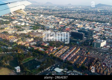 Schräger Winkel aus der Vogelperspektive durch ein Flugzeugfenster über Mexiko-Stadt, Mexiko Stockfoto