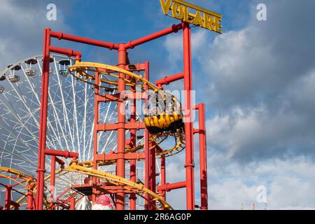 wien, österreich. 25. april 2023 spannende Achterbahnfahrten im prater-Vergnügungspark in wien, österreich Stockfoto