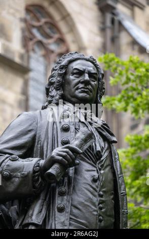 Leipzig, Deutschland. 08. Juni 2023. Das Bach-Denkmal im Innenhof von St. Die Thomas-Kirche in Leipzig erinnert an den berühmten St. Thomas Cantor Johann Sebastian Bach. Am Abend wird das Bach Festival in St. Thomas Kirche. Das Bach Festival Leipzig erinnert an die Amtseinführung von Johann Sebastian Bach als Thomaskantor vor genau 300 Jahren. Bis Juni 18 sind rund 160 Veranstaltungen im Programm, die dieses Jahr das Motto „Bach für die Zukunft“ tragen. Kredit: Hendrik Schmidt/dpa/Alamy Live News Stockfoto