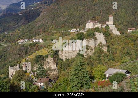 Blick auf Tiroler Schloss und Castel Fontana (Brunnenburg), Trentino-Südtirol, Italien Stockfoto