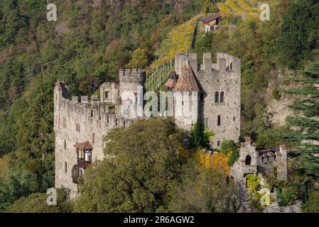 Blick auf Castel Fontana (Burg Brunnenburg) aus dem 13. Jahrhundert, Trentino-Südtirol, Italien Stockfoto