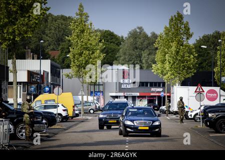 AMSTERDAM - Transport vor Gericht zur Fortsetzung des Strafverfahrens Marengo. Insgesamt stehen in diesem Fall siebzehn Personen wegen Verdachts auf Beteiligung an einer kriminellen Vereinigung und (in unterschiedlicher Zusammensetzung) der Beteiligung an sechs Morden, vier versuchten Morden und der Vorbereitung von Liquidationen vor Gericht. **HINWEIS DES HERAUSGEBERS: Nummernschild wurde verdeckt.** ANP RAMON VAN FLYMEN niederlande raus - belgien raus Stockfoto