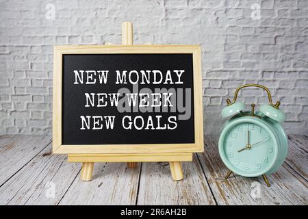 Neuer Montag Neue Woche Neue Ziele Textnachricht motivierendes und inspirierendes Zitat Stockfoto