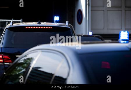 AMSTERDAM - Transport vor Gericht zur Fortsetzung des Strafverfahrens Marengo. Insgesamt stehen in diesem Fall siebzehn Personen wegen Verdachts auf Beteiligung an einer kriminellen Vereinigung und (in unterschiedlicher Zusammensetzung) der Beteiligung an sechs Morden, vier versuchten Morden und der Vorbereitung von Liquidationen vor Gericht. **HINWEIS DES HERAUSGEBERS: Nummernschild wurde verdeckt.** ANP RAMON VAN FLYMEN niederlande raus - belgien raus Stockfoto