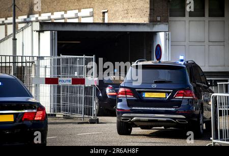 AMSTERDAM - Transport vor Gericht zur Fortsetzung des Strafverfahrens Marengo. Insgesamt stehen in diesem Fall siebzehn Personen wegen Verdachts auf Beteiligung an einer kriminellen Vereinigung und (in unterschiedlicher Zusammensetzung) der Beteiligung an sechs Morden, vier versuchten Morden und der Vorbereitung von Liquidationen vor Gericht. **HINWEIS DES HERAUSGEBERS: Nummernschild wurde verdeckt.** ANP RAMON VAN FLYMEN niederlande raus - belgien raus Stockfoto