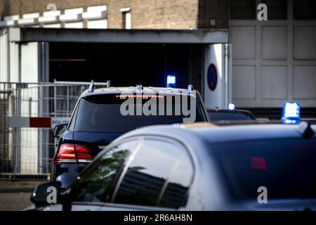 AMSTERDAM - Transport vor Gericht zur Fortsetzung des Strafverfahrens Marengo. Insgesamt stehen in diesem Fall siebzehn Personen wegen Verdachts auf Beteiligung an einer kriminellen Vereinigung und (in unterschiedlicher Zusammensetzung) der Beteiligung an sechs Morden, vier versuchten Morden und der Vorbereitung von Liquidationen vor Gericht. **HINWEIS DES HERAUSGEBERS: Nummernschild wurde verdeckt.** ANP RAMON VAN FLYMEN niederlande raus - belgien raus Stockfoto