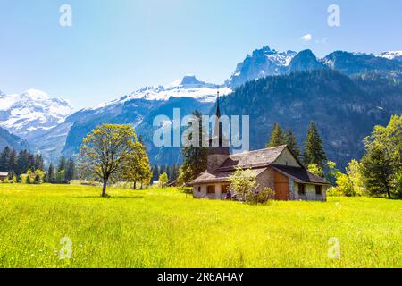 Marienkirche-Kirche, erbaut 1927 mit den Alpen im Hintergrund, Kandersteg, Schweiz Stockfoto