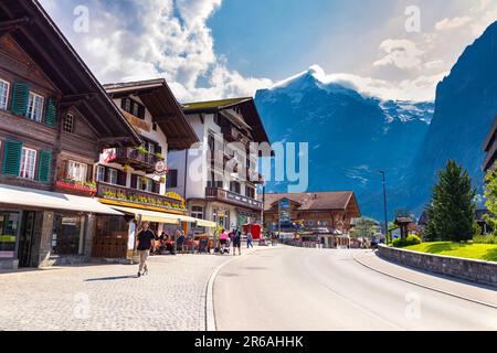 Geschäfte und Restaurants entlang der Dorfstraße in der Schweiz Grindelwald, Schweiz Stockfoto