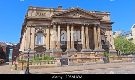 Vor der Walker Art Gallery, William Brown St, Liverpool, L3 8EL Stockfoto