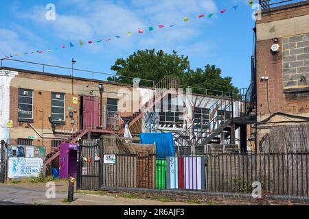 Das Omega arbeitet im Juni 2023 auf der Hermitage Road, North London, Großbritannien, wo mehr als hundert Menschen leben und von Neuentwicklung bedroht sind Stockfoto