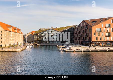 Dänemark, Kopenhagen - 15. Mai 2019: Blick auf die Altstadt von Kopenhagen am Kanal. Stockfoto