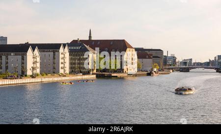 Dänemark, Kopenhagen - 15. Mai 2019: Blick auf die Altstadt von Kopenhagen am Kanal. Stockfoto