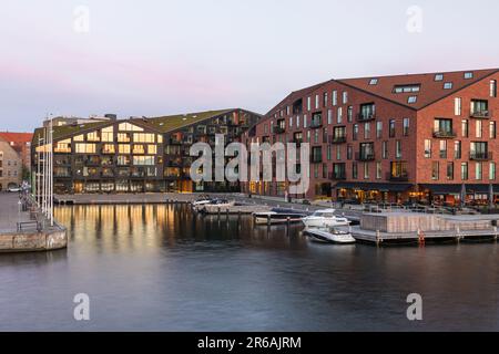 Dänemark, Kopenhagen - 15. Mai 2019: Blick auf die Altstadt von Kopenhagen am Kanal. Stockfoto