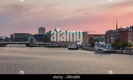 Dänemark, Kopenhagen - 15. Mai 2019: Blick auf die Altstadt von Kopenhagen am Kanal. Stockfoto