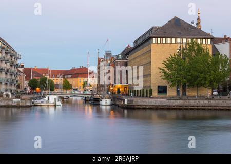 Dänemark, Kopenhagen - 15. Mai 2019: Blick auf die Altstadt von Kopenhagen am Kanal. Stockfoto