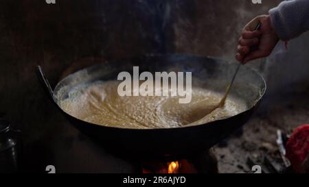 Zubereitung zur Herstellung von indischem Essen zur Verwendung in Ingwerwurzeln und Zucker. Stockfoto