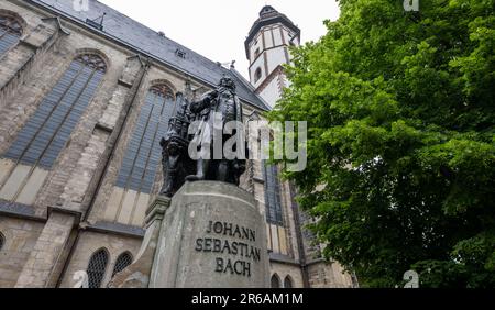 Leipzig, Deutschland. 08. Juni 2023. Das Bach-Denkmal im Innenhof von St. Die Thomas-Kirche in Leipzig erinnert an den berühmten St. Thomas Cantor Johann Sebastian Bach. Am Abend wird das Bach Festival in St. Thomas Kirche. Das Bach Festival Leipzig erinnert an die Amtseinführung von Johann Sebastian Bach als Thomaskantor vor genau 300 Jahren. Bis Juni 18 sind rund 160 Veranstaltungen im Programm, die dieses Jahr das Motto „Bach für die Zukunft“ tragen. Kredit: Hendrik Schmidt/dpa/Alamy Live News Stockfoto