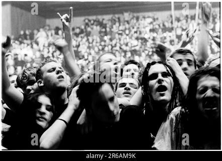 PANTERA, ROCK CROWD, 2000: Heavy-Metal-Fans als Pantera live am 24. April 2000 im Newport Centre in Wales. Foto: Rob Watkins Stockfoto