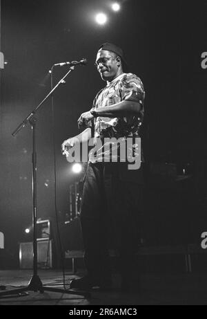 MASSIVE ATTACK, MEZZANINE PREVIEW CONCERT, 1998: Reggae-Legende Horace Andy, Gastsänger von massive Attack im Gloucester Leisure Centre in England, Großbritannien am 14. März 1998. Die Band hatte eine Vorschau auf die Titel ihres dritten Albums Mezzanine, das einen Monat später veröffentlicht wurde. Foto: Rob Watkins. INFO: Massive Attack, ein britisches Trip-Hop-Kollektiv, das 1988 in Bristol gegründet wurde, definierte elektronische Musik mit ihren atmosphärischen Soundlandschaften und sozial bewussten Texten neu. Ihr Genre-trotzender Stil war ein weltweiter Einfluss auf die Musikszene. Stockfoto