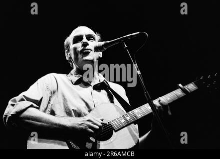 JAMES TAYLOR, KONZERT, 1999: Der legendäre US-amerikanische Gitarrist und Singer-Songwriter James Taylor spielte am 2. August 1999 live in der Cardiff International Arena CIA in Cardiff, Wales, Großbritannien. Foto: Rob Watkins. INFO: James Taylor, ein einflussreicher Gitarrist, der am 12. März 1948 in Boston, Massachusetts, geboren wurde, wird für seinen gefühlvollen Fingerpicking-Stil und sein herzliches Songwriting gefeiert. Stockfoto