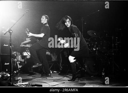 PJ HARVEY, BBC LIVE CARDIFF, 2000: PJ Harvey – Polly Jean Harvey – live am 26. Oktober 2000 für BBC Radio Live on the Stories from the City, Stories from the Sea Tour. Foto: Rob Watkins. INFO: PJ Harvey ist eine renommierte britische Singer-Songwriterin und Musikerin, die für ihre unverwechselbare Stimme und ihren eklektischen Stil bekannt ist. Mit mehreren Auszeichnungen, darunter dem Mercury Prize, umfasst ihr einflussreiches Werk Rock, Punk und alternative Genres und macht sie zu einer Schlüsselfigur in der zeitgenössischen Musik. Stockfoto